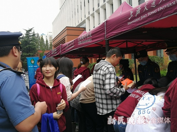 图说：多部门联合在交通大学开展的宣传活动引起学生们强烈关注