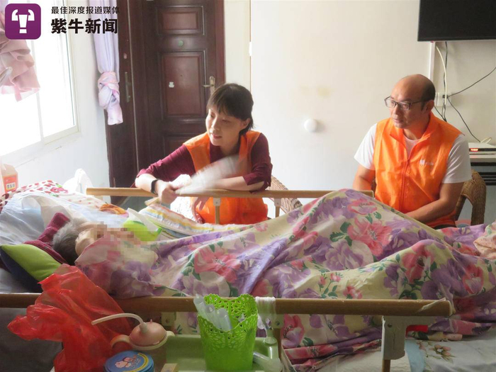 胡磊在做公益照顾老人