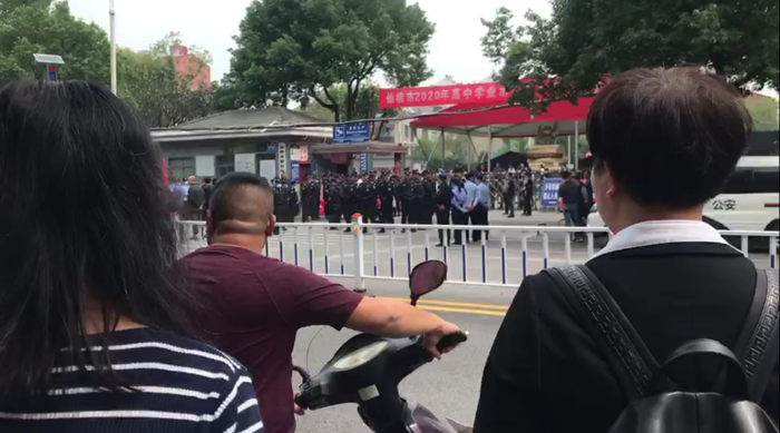 今日中午江汉中学有多位民警值守。受访者供图