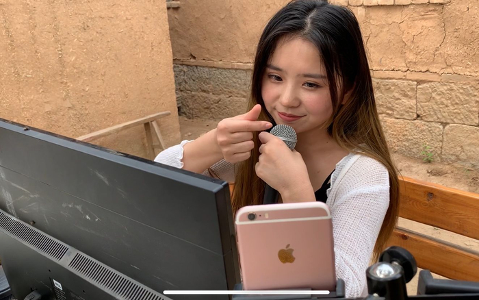 直播小镇里文艺主播正在唱歌。新京报记者 耿子叶 摄