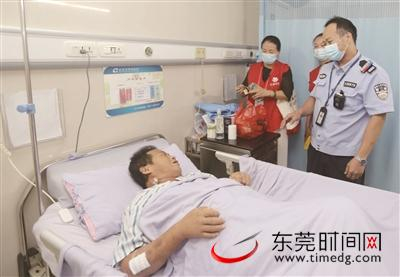▲民警和志愿者到医院看望高战峰 全媒体记者 蓝业佐 摄