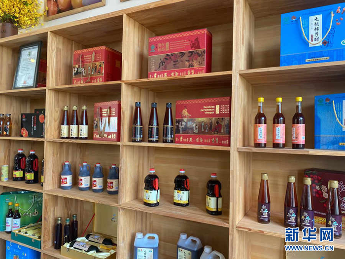 　　白土镇柿子醋坊生产的各类柿子醋。新华网 吴咏玲摄