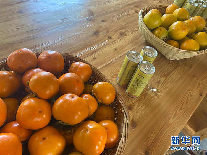 　　白土镇产出的柿子和柿子醋味软饮。新华网 吴咏玲摄