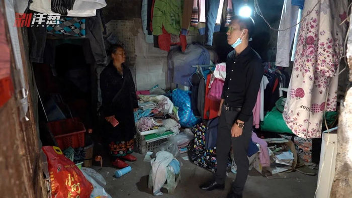 向明钱和母亲回到老宅。新京报记者沈彤摄