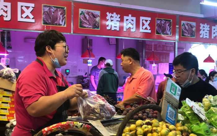 专家看来，传统农贸市场也承载着沟通、交流、休闲的作用。新京报记者 田杰雄 摄