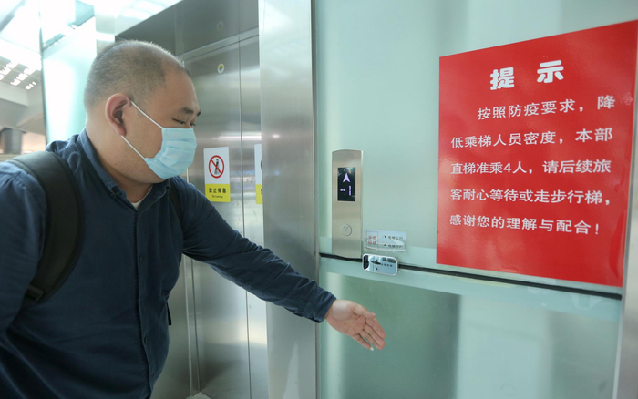 北京南站东北侧无障碍电梯增加手势和语音呼梯装置，实现无接触乘坐。摄影/新京报记者 郑新洽