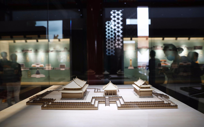 9月29日，“紫禁之巅望中轴”2020北京中轴线特展开幕，展览展出了故宫三大殿模型。摄影/新京报记者 侯少卿