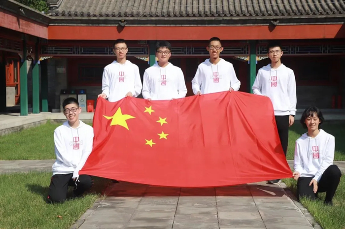 饶睿同学（右2）和中国队小伙伴在一起，学校供图