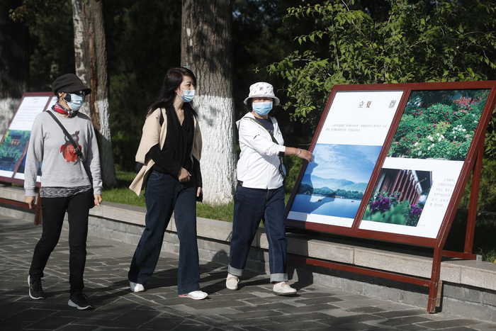 游客欣赏颐和园建园270周年摄影展。摄影/新京报记者 侯少卿