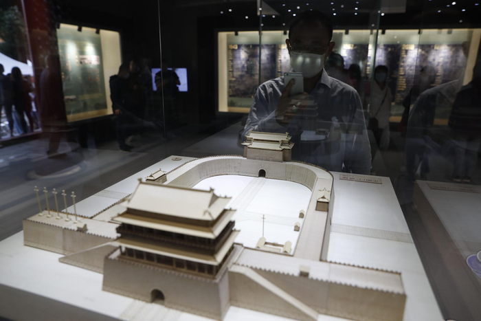 9月29日，2020北京中轴线申遗特展，观众正在拍摄正阳门-箭楼模型。摄影/新京报记者 侯少卿