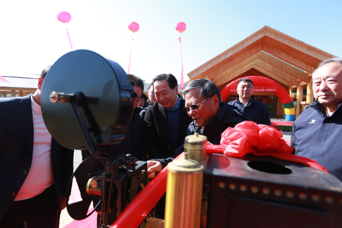 李军向参观者介绍展出的藏品