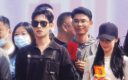 杨洋和迪丽热巴在开机仪式上。图片来自网络