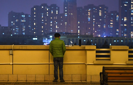 　　考研学子在天台上自习。