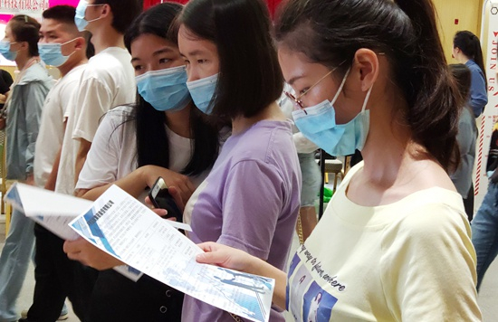 　　招聘会上的大学生。