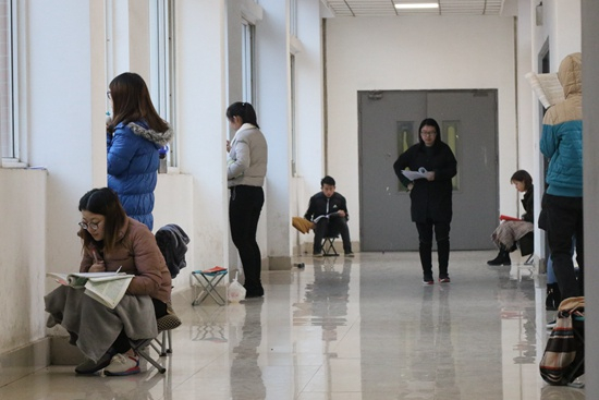 　　考研学子们将楼道、天台变成了自习间。