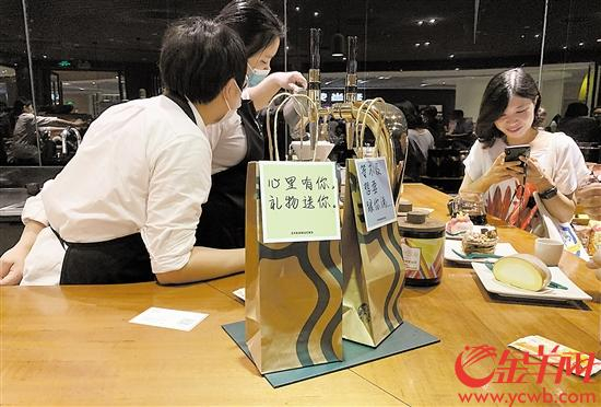 广州知名咖啡厅打包袋子为纸制品