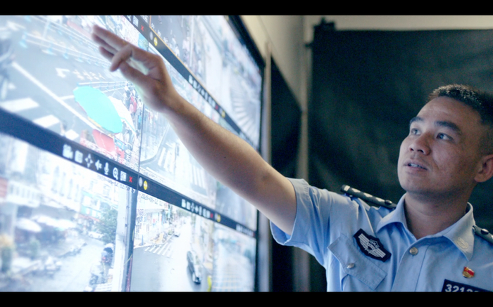 图为廖鹏在讲解辖区情况。黎运照 摄