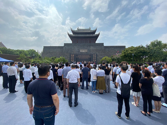 图说：今天上午，金山区在金山卫抗战遗址纪念园举行纪念活动 。  主办方供图