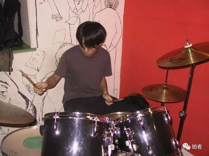 ▲大学时我也打过架子鼓。