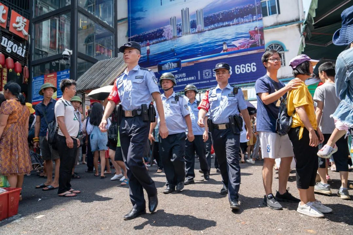 图为廖鹏带队在东兴口岸开展巡逻。黎运照 摄