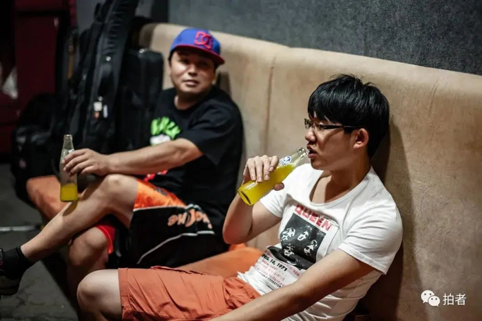 ▲2013年8月13日，老郭和乐队成员排练的时候一般不会饮酒，偶尔会喝饮料消暑解渴。