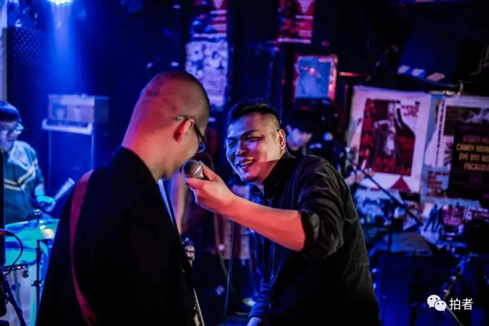 ▲2016年4月4日，老郭和乐队贝斯手在台上互动。