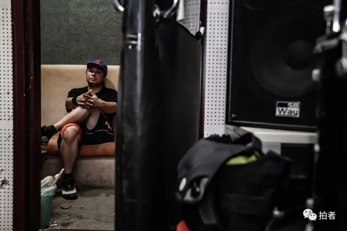 ▲2013年8月13日，排练间隙，乐手在排练室外休息。