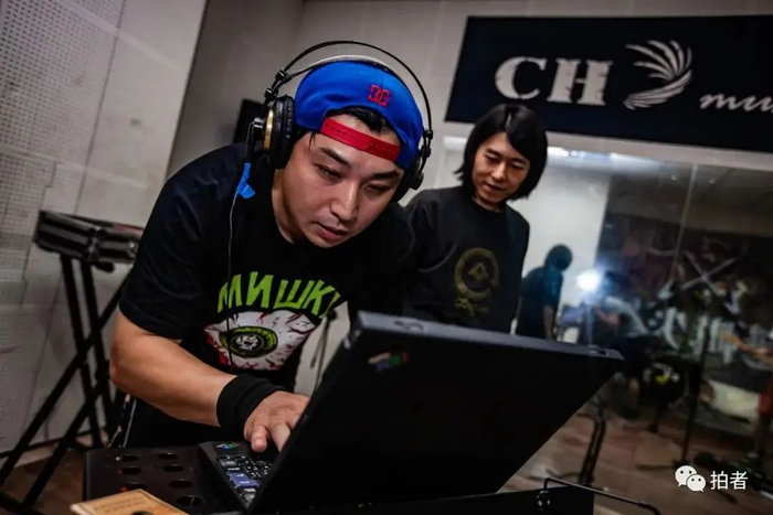 ▲2013年8月13日，乐队排练间隙，当时的鼓手和贝斯手在听练习时的录音。