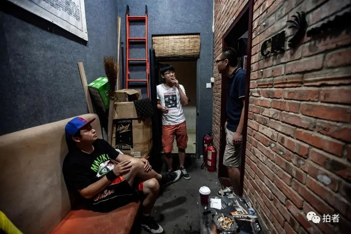 ▲ 2013年8月13日，排练间隙，乐手互相交流。