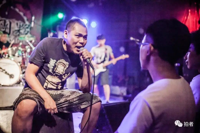 ▲2015年8月19日，演出时老郭与歌迷互动。