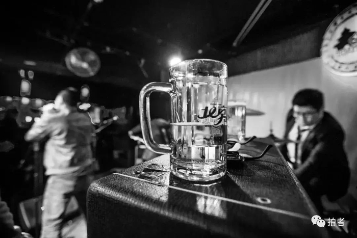 ▲2015年10月28日，鼓楼表演现场，观众可能不来，但啤酒不会迟到。