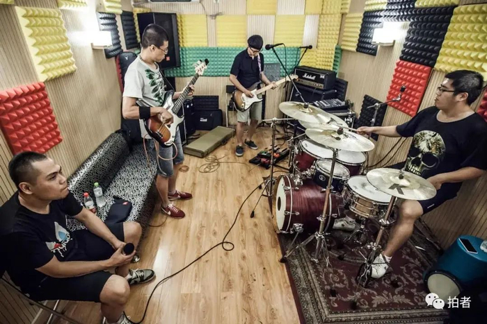 ▲2015年，老郭和乐手在排练室打磨新歌。排练是乐队必不可少的生活，相比早年，现在的条件已经好太多了。