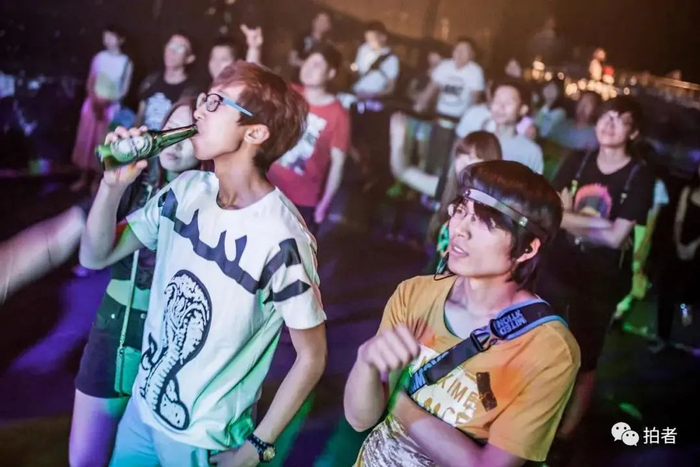 ▲2015年8月19日，livehouse里看演出的观众，随着演出越来越多，老郭和乐队也有了一些歌迷。