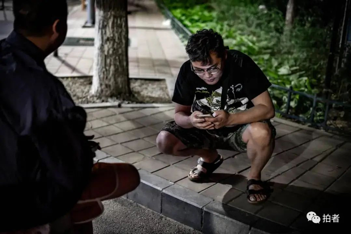 ▲最近一次遛弯时偶遇老郭，他说等疫情过去后还要找朋友们继续做乐队。刚好有人发给老郭一些演出视频，他第一时间点开查看。