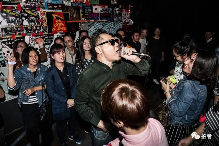 ▲ 2016年10月15日，冲到乐迷中的老郭，每次演出都是老郭和平时生活反差最大的时候。