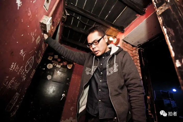 ▲ 2014年1月9日，MAO Livehouse后台，备场的老郭。