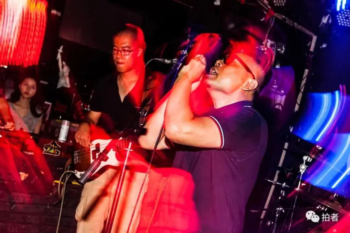▲2016年7月24日，School酒吧，正在演出的老郭。