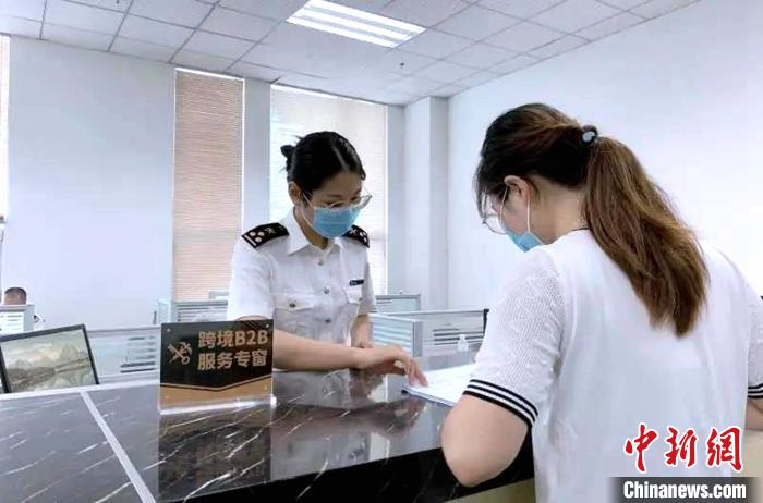 青岛海关所属即墨海关开设跨境电商B2B服务专窗。　徐志平 摄