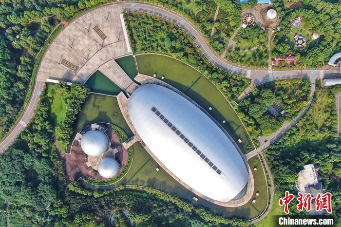 南京科技馆造型很是前卫，银色的外观极具未来感。　泱波 摄