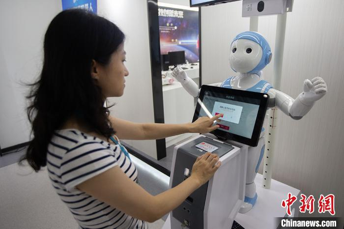 工作人员演示阿凡达营业厅版本人形机器人功能。　泱波 摄