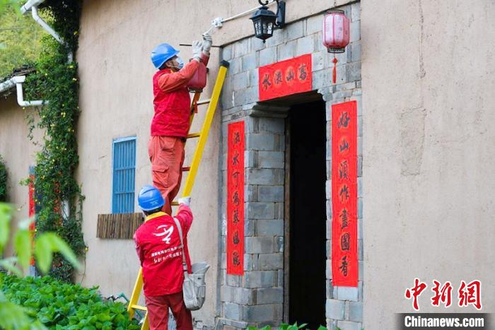 电力人员为民宿提供上门服务 祝灵潇 摄