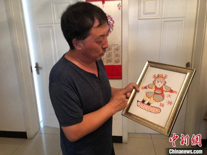 李宝峰在展示冬奥元素剪纸作品。　郝烨 摄