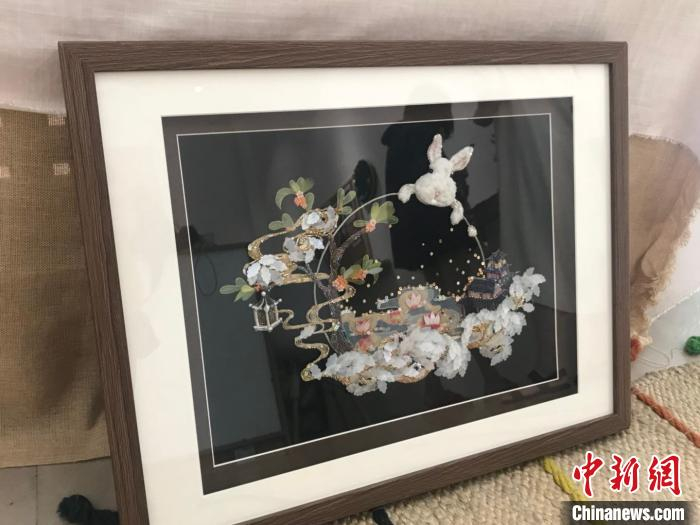 蜀绣和法式刺绣相结合的刺绣作品。　岳依桐 摄