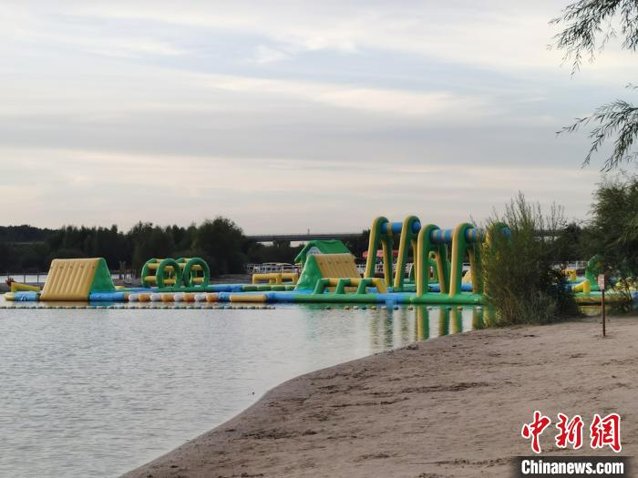 图为有着“小三亚”之称的乌兰浩特。　李爱平 摄