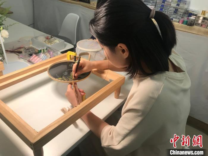 王玥正在刺绣。　岳依桐 摄