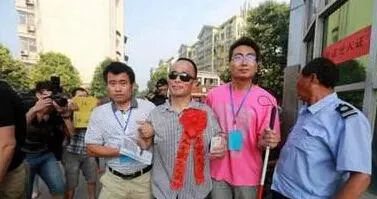 ▲李金生走出考场 图据人民网