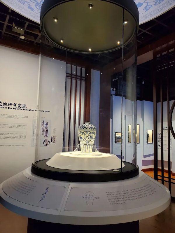  被独立放置于特殊设计的圆柱体展柜的“元青花四爱梅瓶”