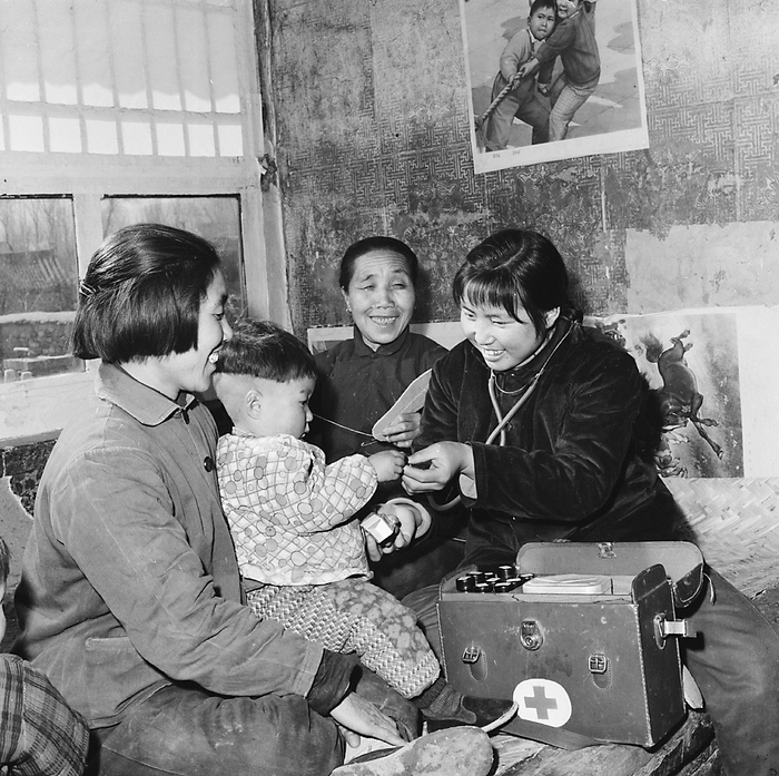 上世纪70年代，密云县塘子公社前焦家务大队赤脚医生在为儿童检查身体。 王振民/摄