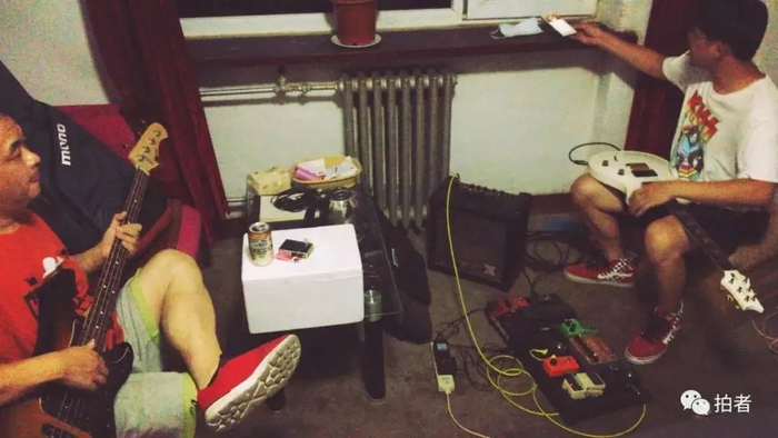 ▲老郭最近朋友圈里的照片，白衣服的是此前退出乐队的小珉。