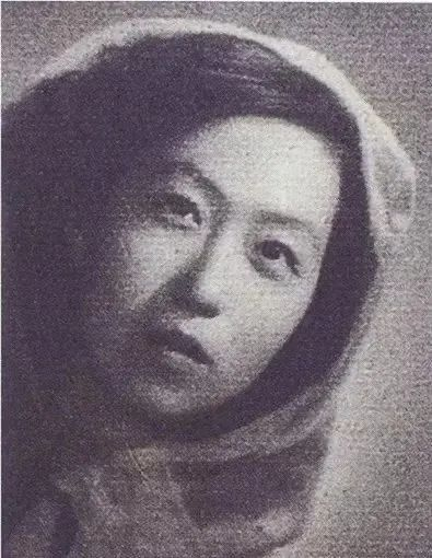 ▲1944年，《杂志》刊登的张爱玲照片。